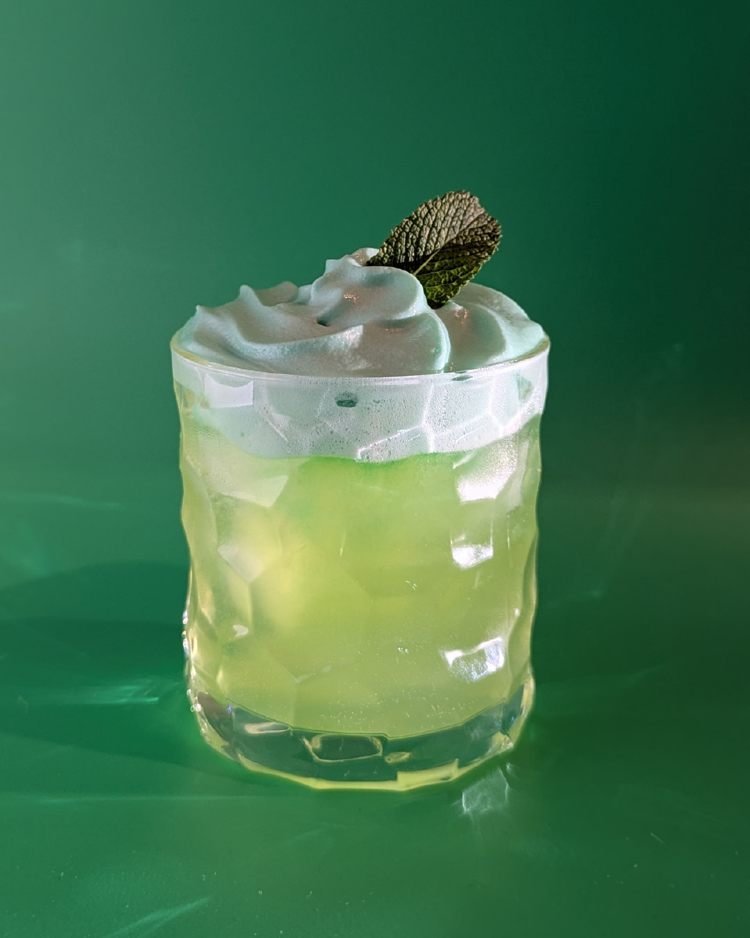 pandan mule cocktail made with Bandoeng22 pandan liqueur and ginger beer
