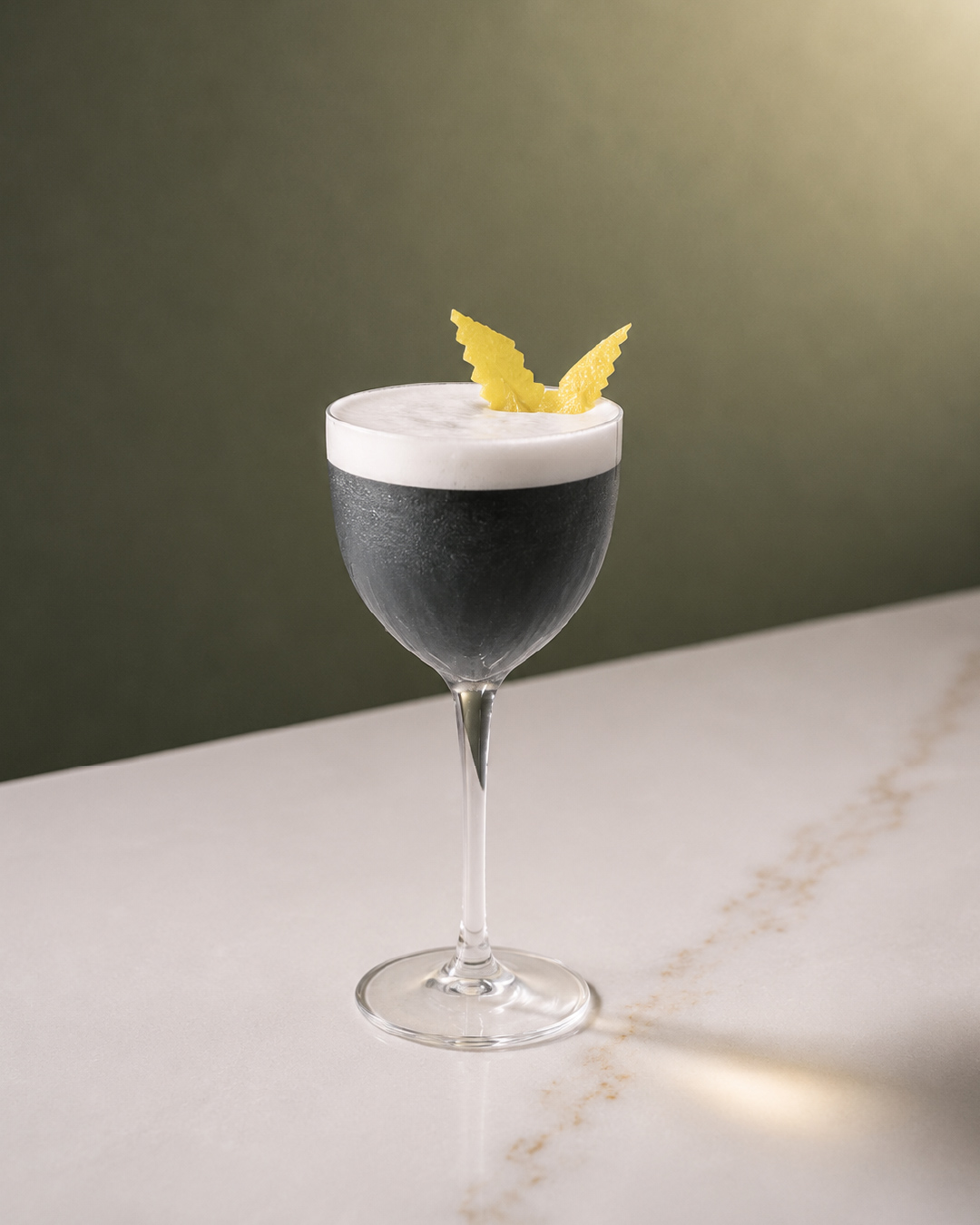 floral pandan cocktail with violet liqueur<br />
